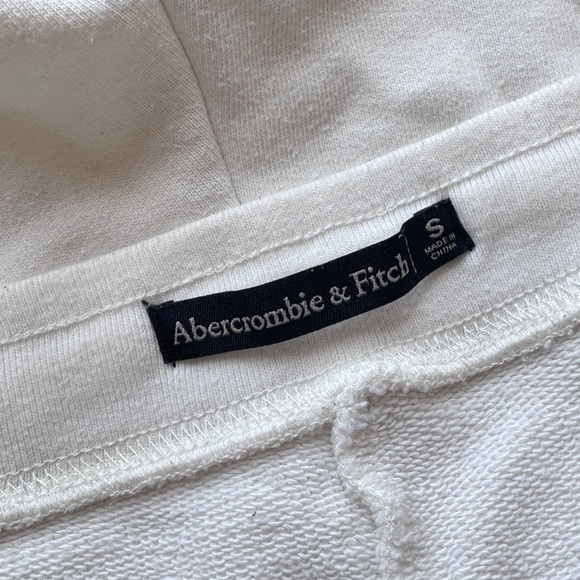#85 Abercrombie & Fitch Floral Embroidery Short in White - Picture 6 of 6